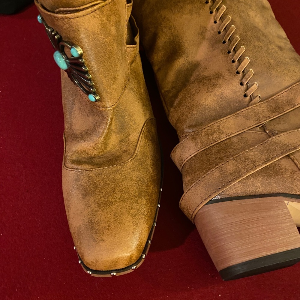 Boots - Picture 4 of 6